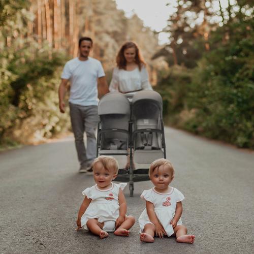 papas paseando a sus gemelos con la silla ligera Inglesina gemelar